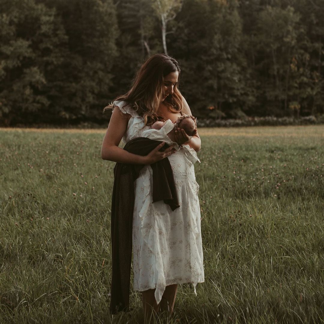 17 Beautiful Breastfeeding Picture Ideas to Cherish